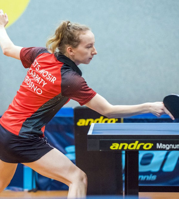 Kobieta odbijająca piłeczkę podczas gry w tenisa stołowego