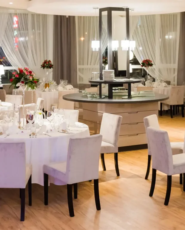 Zastawione stoliki podczas bankietu w restauracji Portius