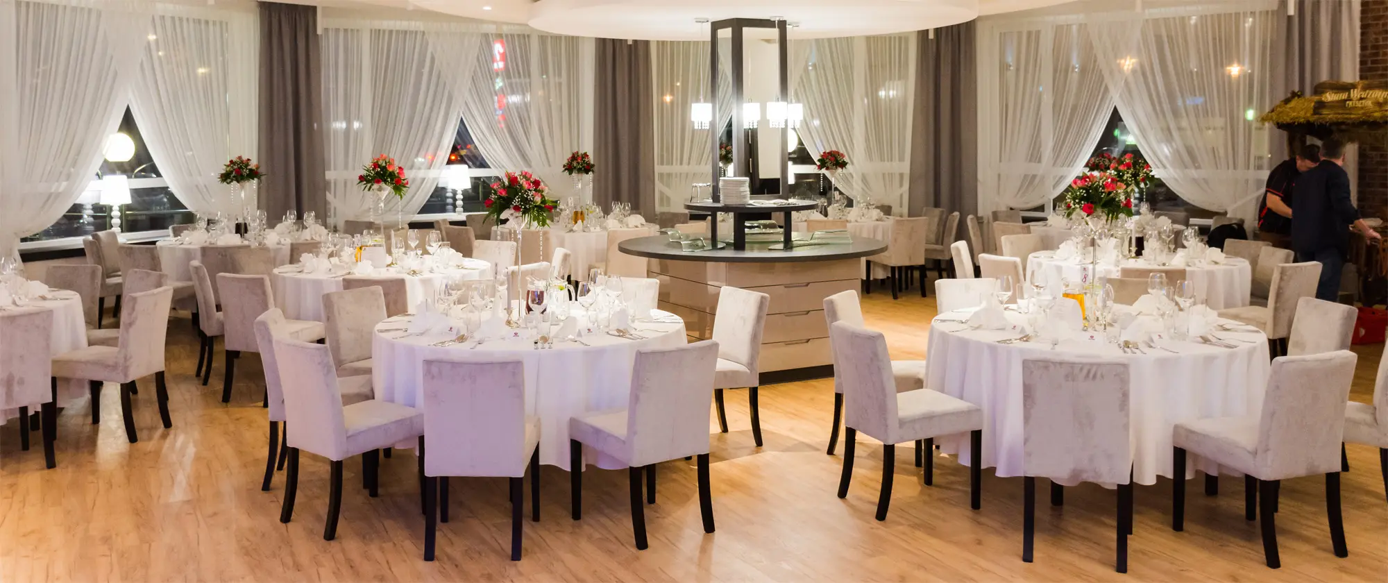 Zastawione stoliki podczas bankietu w restauracji Portius