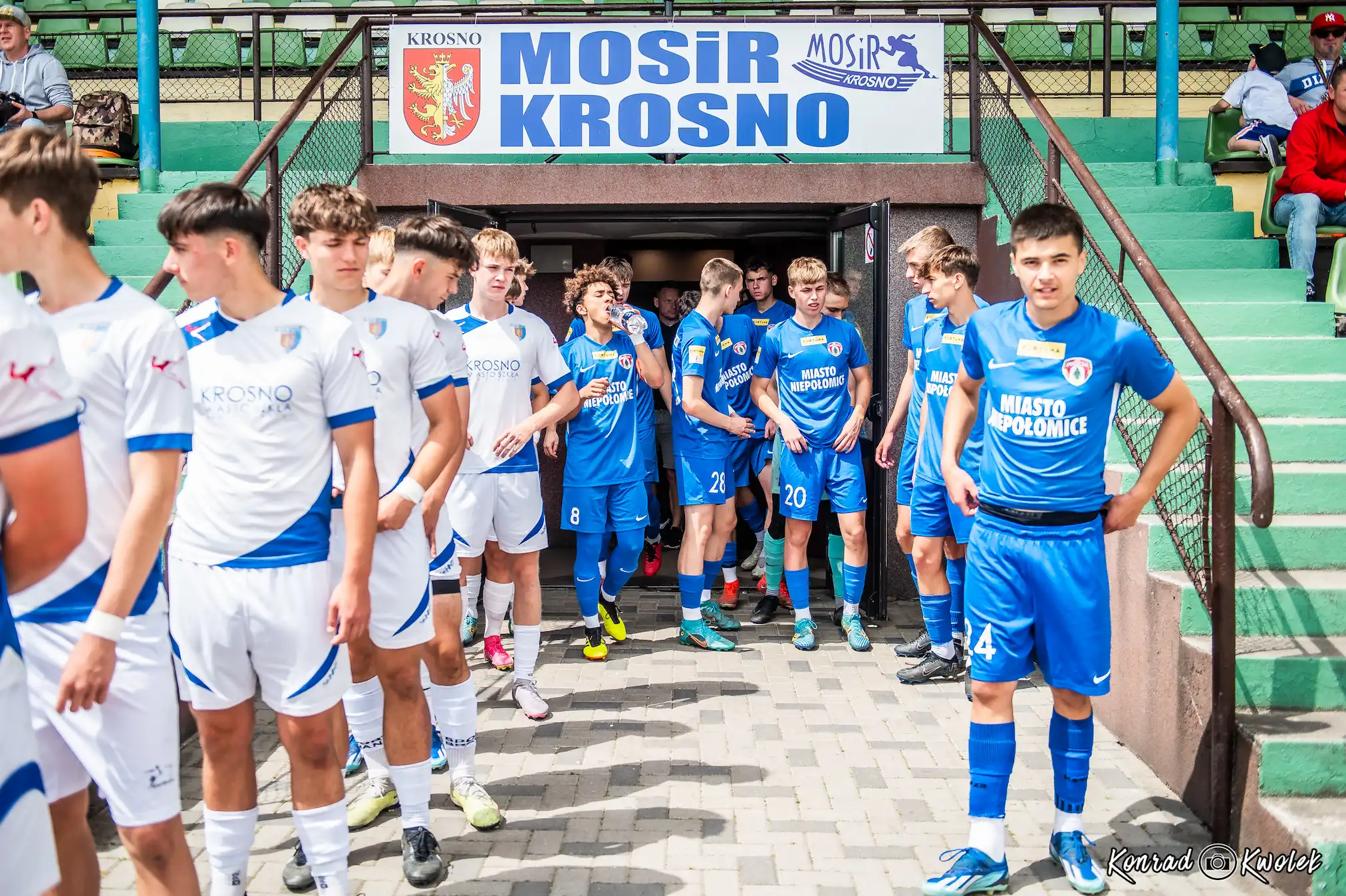 Młody zespół wychodzący na stadion. Na górze napisz MOSiR Krosno