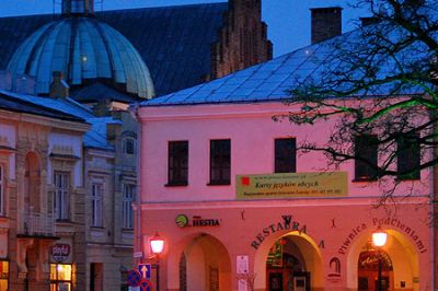 Widok w nocy na oświetlony krośnieński rynek