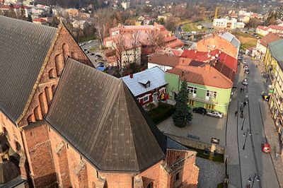 Widok na kościół i rynek w Krośnie