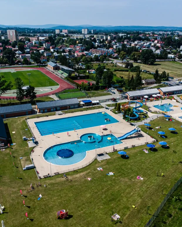 Widok na cały kompleks basenowy