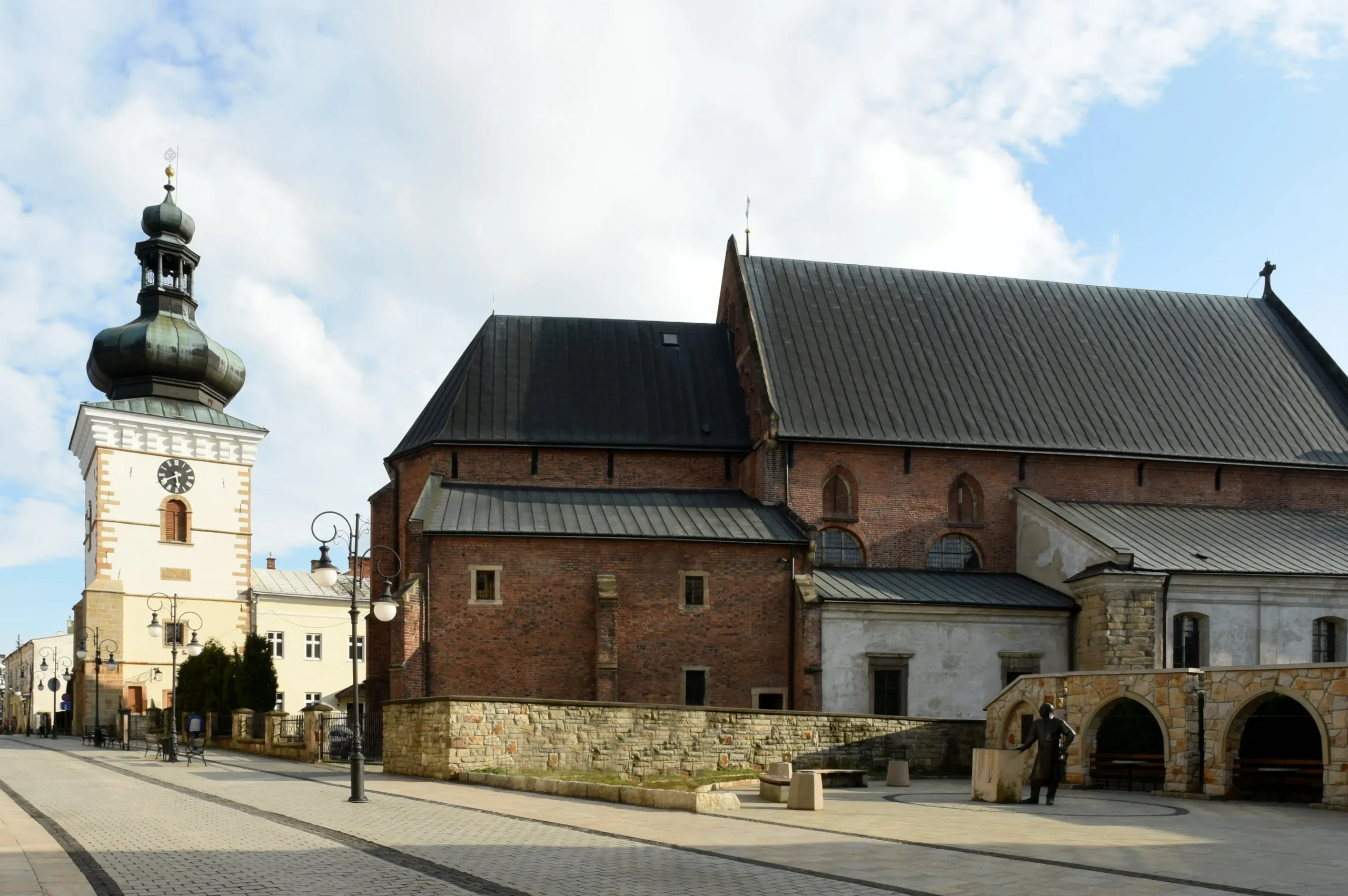 Kościół Fara, w tle wieża