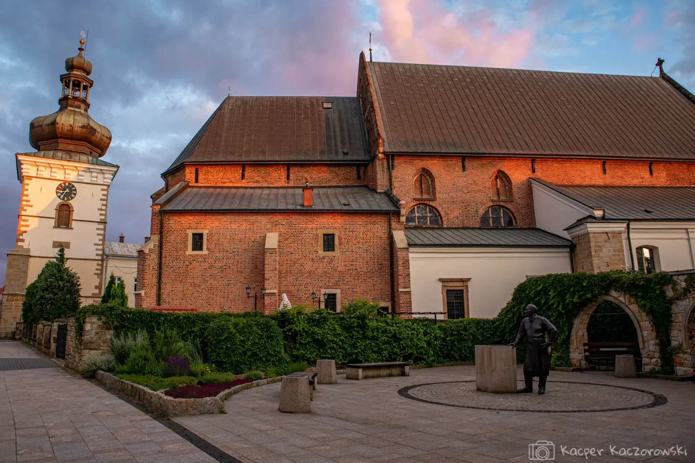 Kościół Fara, w tle wieża o zachodzie słońca