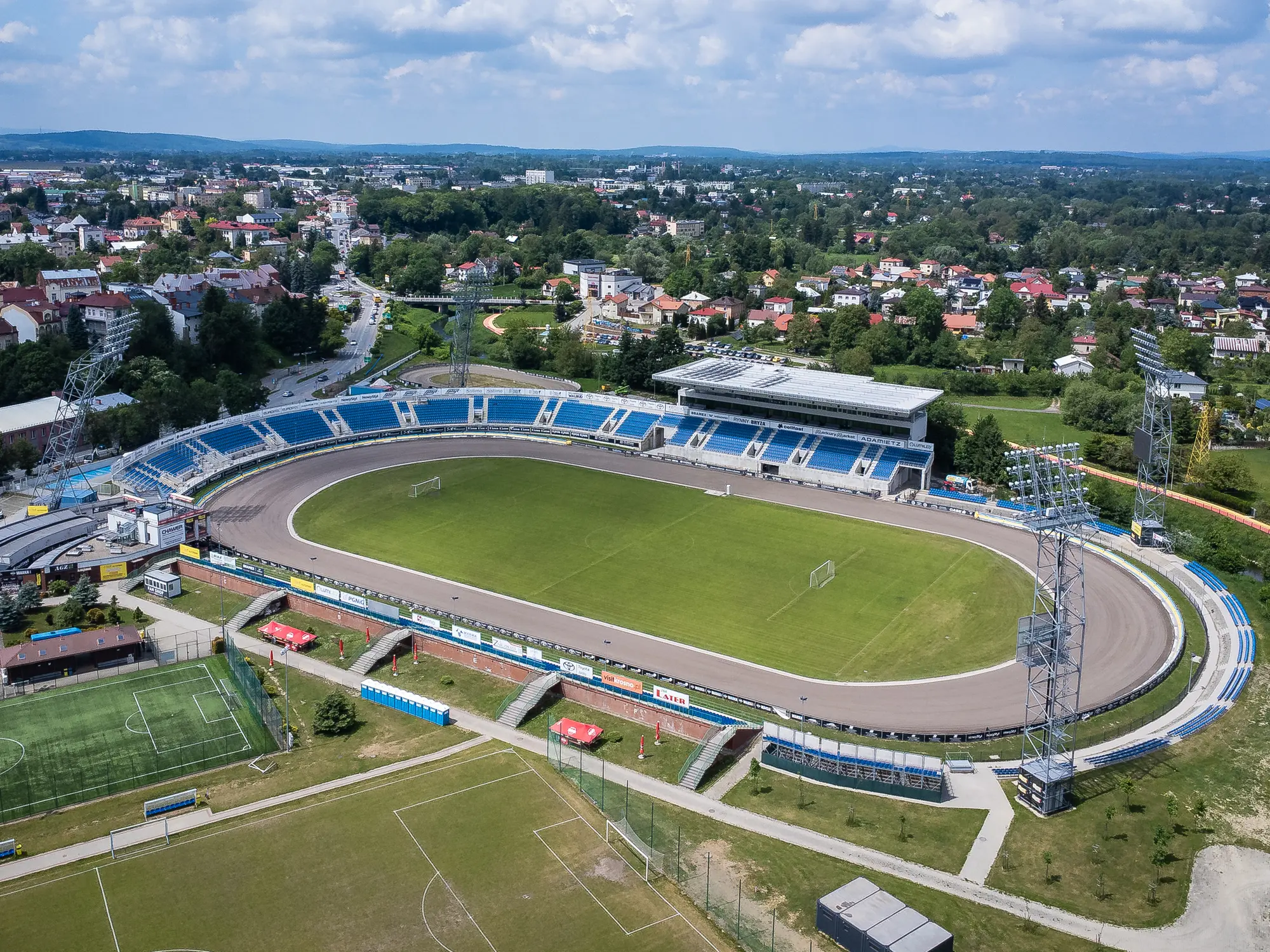 Stadion miejski, w tle Krosno 3