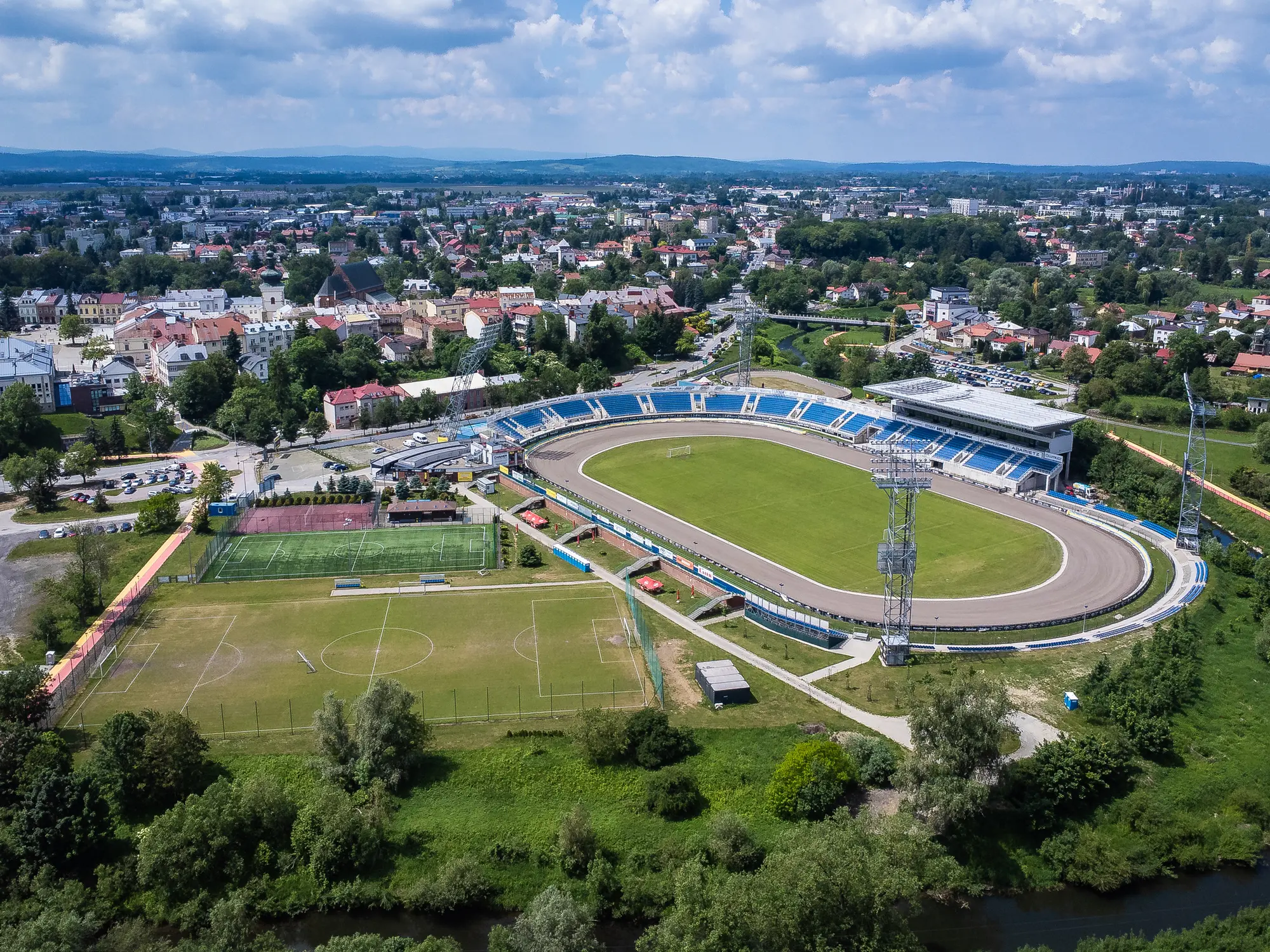 Stadion miejski, w tle Krosno
