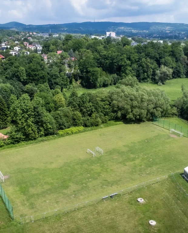 Widok boiska bursaki z drona