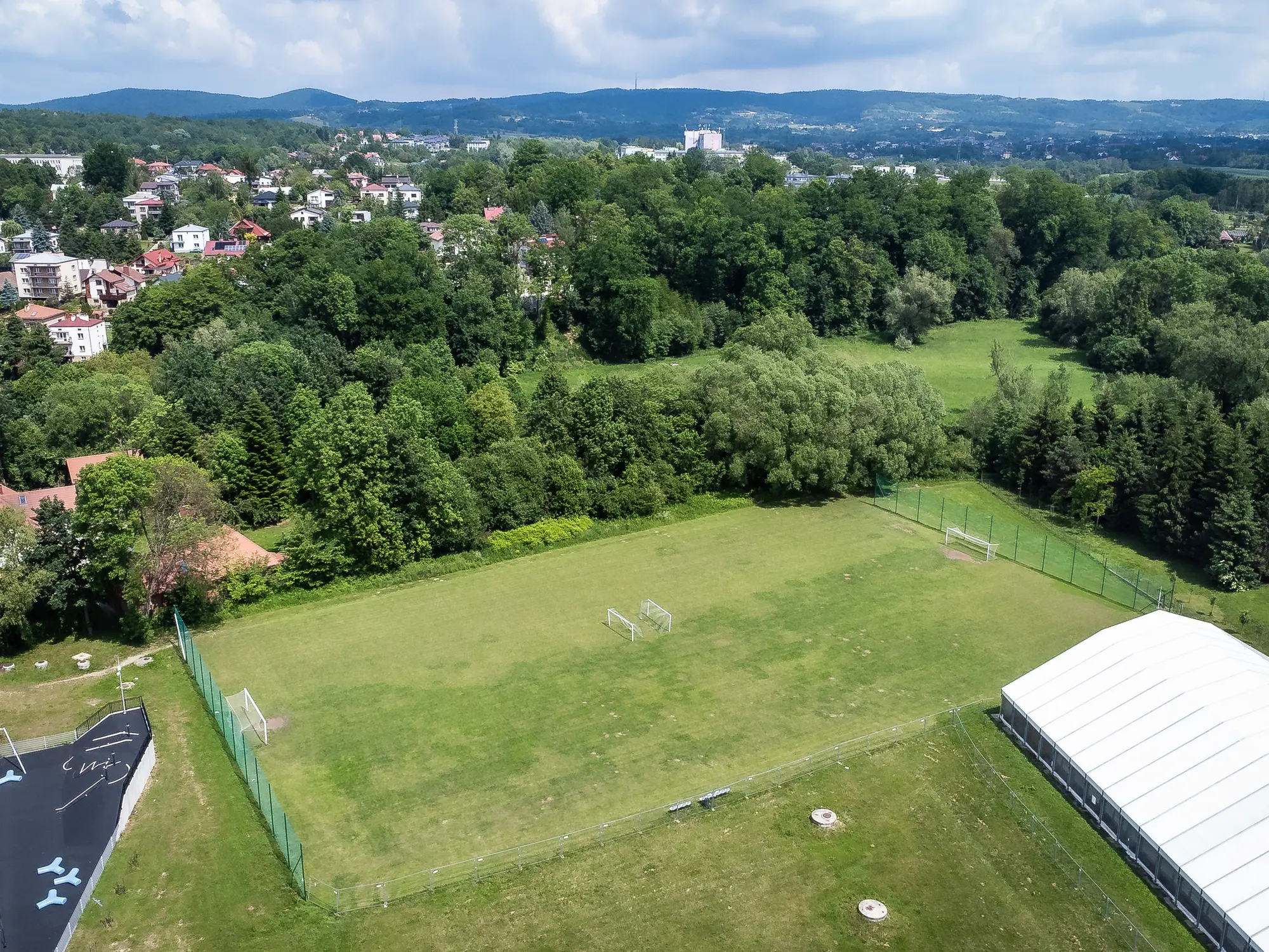 Widok boiska bursaki z drona