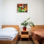 Dwa łóżka, między nimi stolik nocny 3
