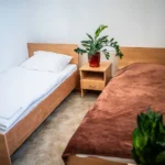 Dwa łóżka, między nimi stolik nocny 2