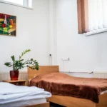 Dwa łóżka, między nimi stolik nocny