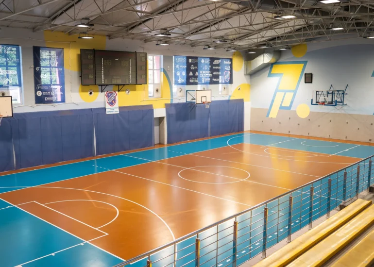 Pełny widok na boisko hali sportowej