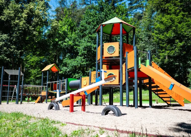 Park linowy plac zabaw, zjeźdzalnia